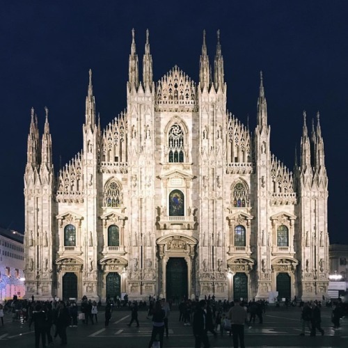 ho fotografato anch’io il Duomo di Milano e l’ho fatto ad un orario del cadtso. . . #milano #duomo #