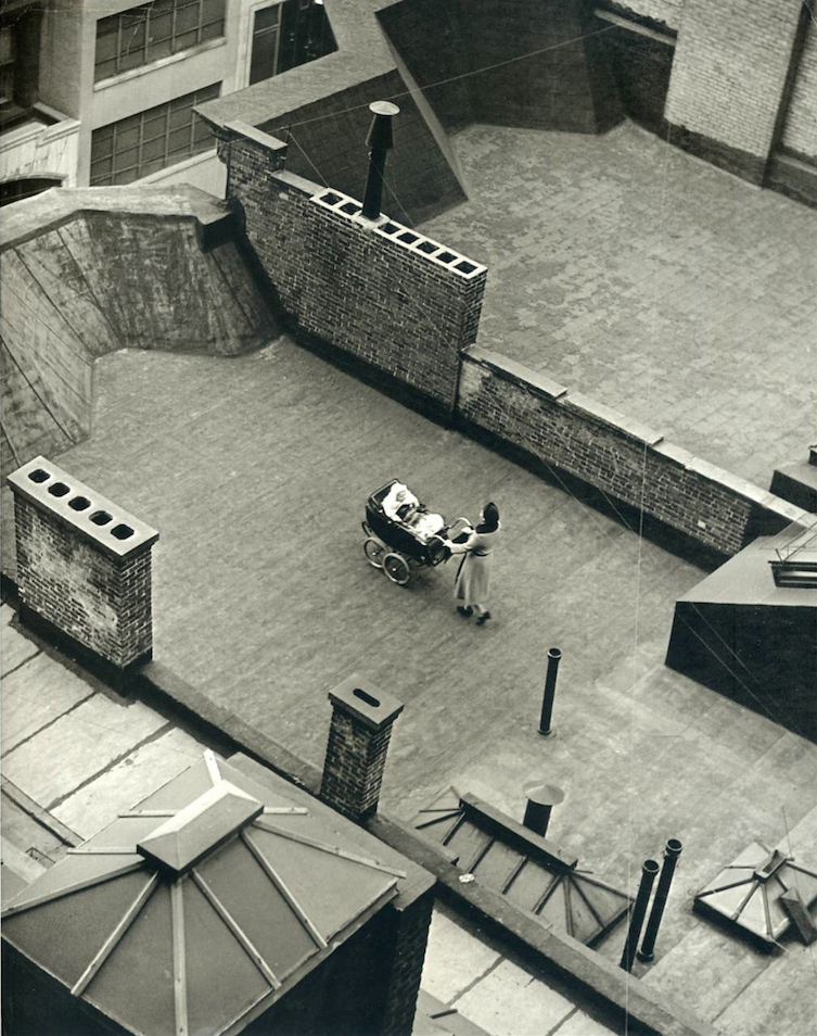 Martin Munkácsi
Roof Baby, 1940.