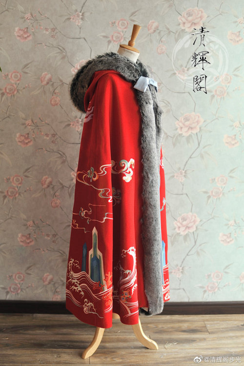 embroidered 斗篷doupeng(cloak) and 手包shoubao(handbag) for chinese hanfu by 清辉阁