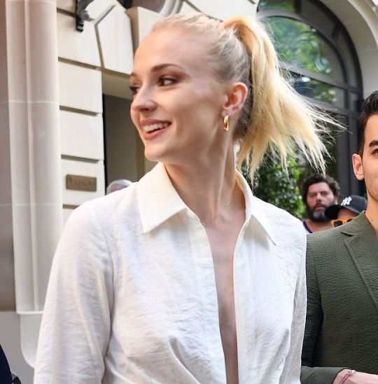 Sex Sophie Turner Paparazzi Cleavage And Pokies Photos pictures