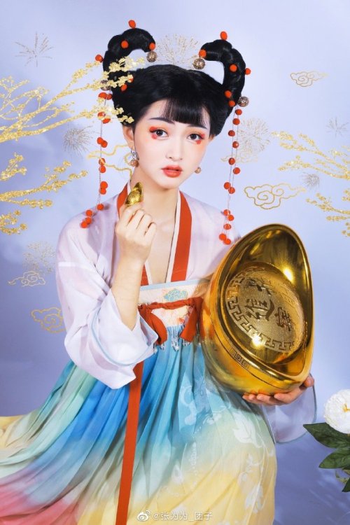 hanfugallery:chinese hanfu in spring festival vibe by 芸豆豆嗳 and 张为为_团子 Because it&rsquo;s the year of