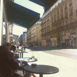 Завтрак, центр Парижа, солнце 