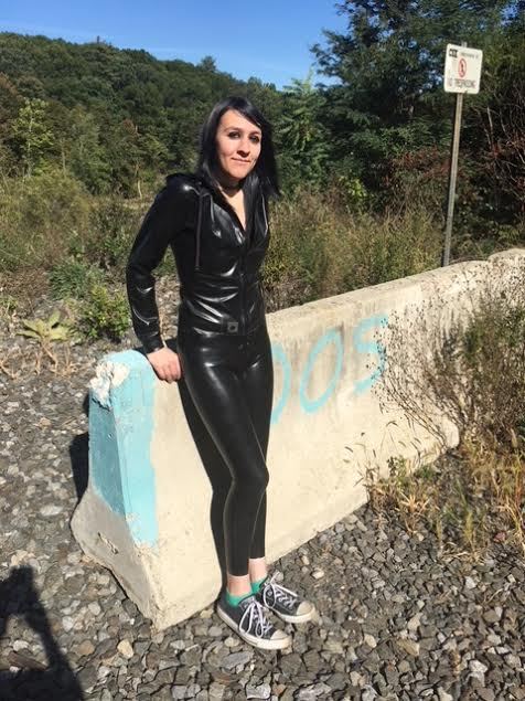 blacktightshinykink:Shiny Sammi.