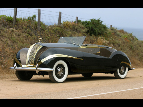 dieselpunkflimflam:1939/47 Rolls-Royce Phantom III “Vutotal” Cabriolet, by Labourdette In the late 1920s and throughout the 1930s, luxury automobile manufacturers became embroiled in a multi-cylinder engine war. Twelve and sixteen cylinders started