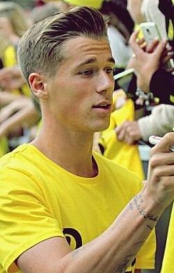 brosgivemeboners:Erik Durm, German footballer, is so fucking cute.