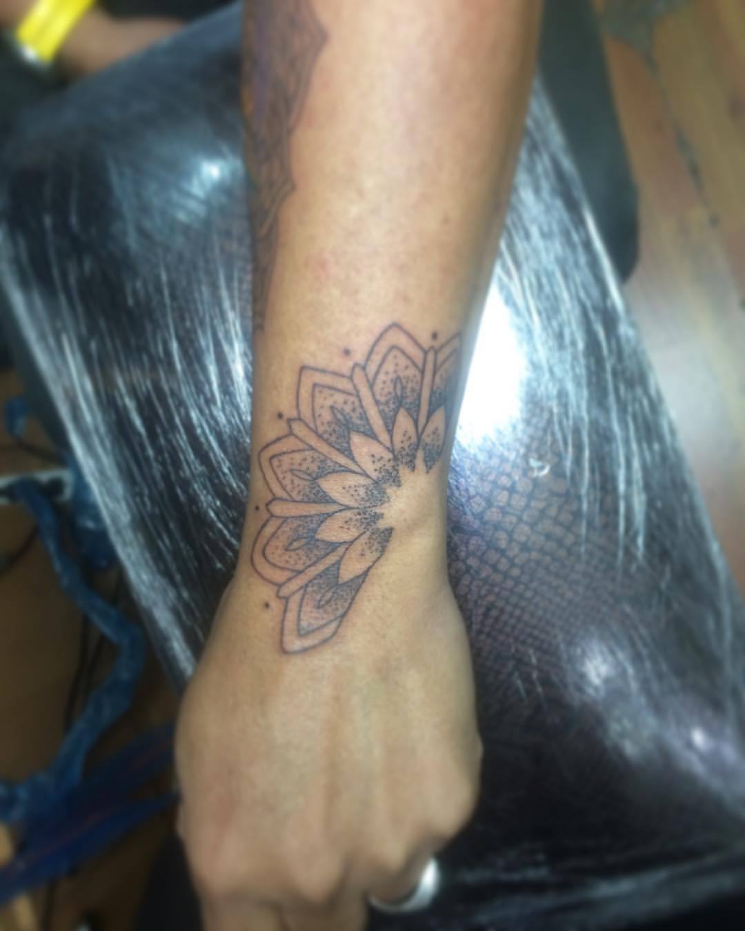 #tattoo #tatuaje #tatu #ink #inked #inkup #inklife #mandala #muñeca #brazo #mitad