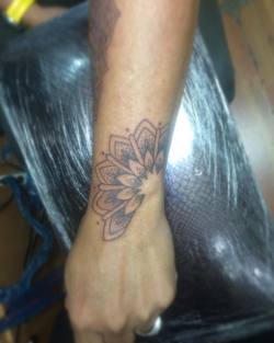 #Tattoo #Tatuaje #Tatu #Ink #Inked #Inkup #Inklife #Mandala #Muñeca #Brazo #Mitad