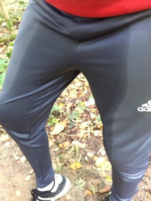 wetdude792:Wet gray pants in the forest (pictures) richtig geil mal wieder:)