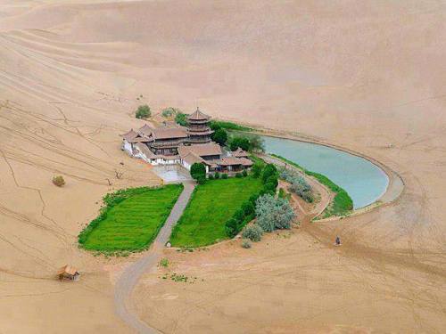 indavilla:Lake Crescent in the Gobi Desert