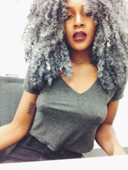 alwaysgoodintentions:  brown-princess:  regalasfuck:  haussofkm:  Don’t, don’t you wanna fall in love tonight?  wow  This hair color is so amazing!!  omg just fell in love my gawddd 