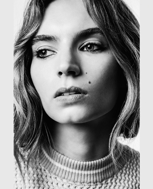 Maddy Taylor stars in ‘Into The Wild’ for Neo2 Magazine