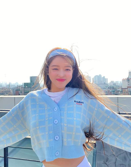 Oh My Girl’s Yooa wearing ROLAROLA check jacquard crop knit cardigan light blue ₩76,500 on yoo__sha 