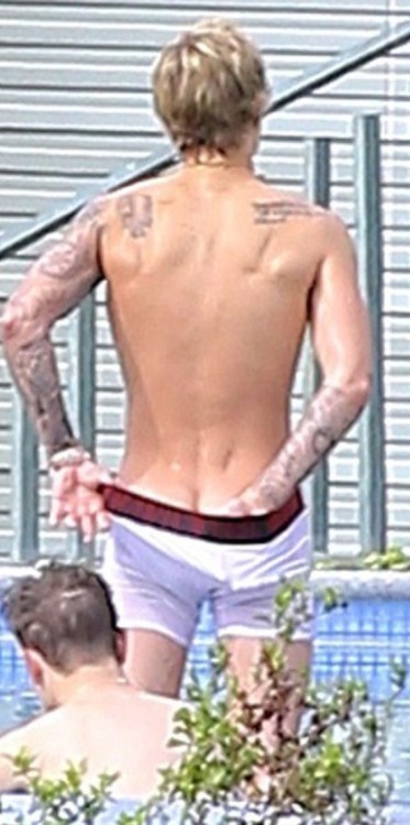 jcelebbulges:  Yesss justin! Seriously just take them off already.
