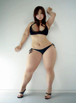 fuckyeahthickasians:  those legs  #asian #bbw #thick #plumper #thighs