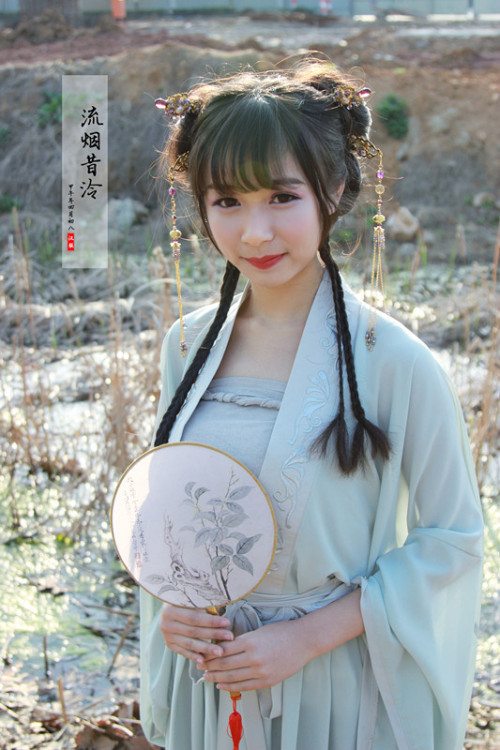 Traditional Chinese hanfu by 流烟昔泠.