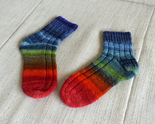 amusementcell: FO: socks with some of my earliest handspun Pattern: generic toe-up | Project page Y