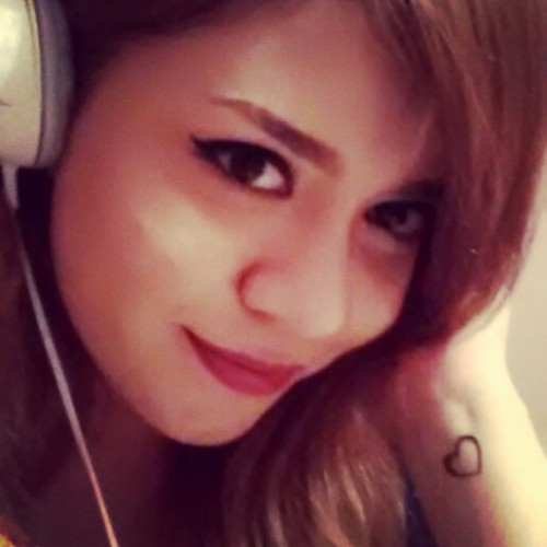 melwantsalokihug:   2013 selfies  Mel you need to post 9 selfies every day.