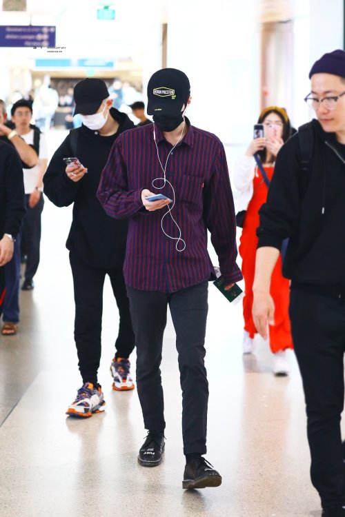 190512 EXO Sehunat Los Angeles International Airport© iridescent boydo not edit, crop, or remove the