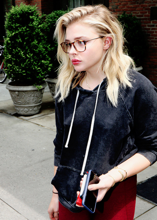 Gotta have Chlomo — Chloë Moretz out & about in NYC. [May 24, 2016]