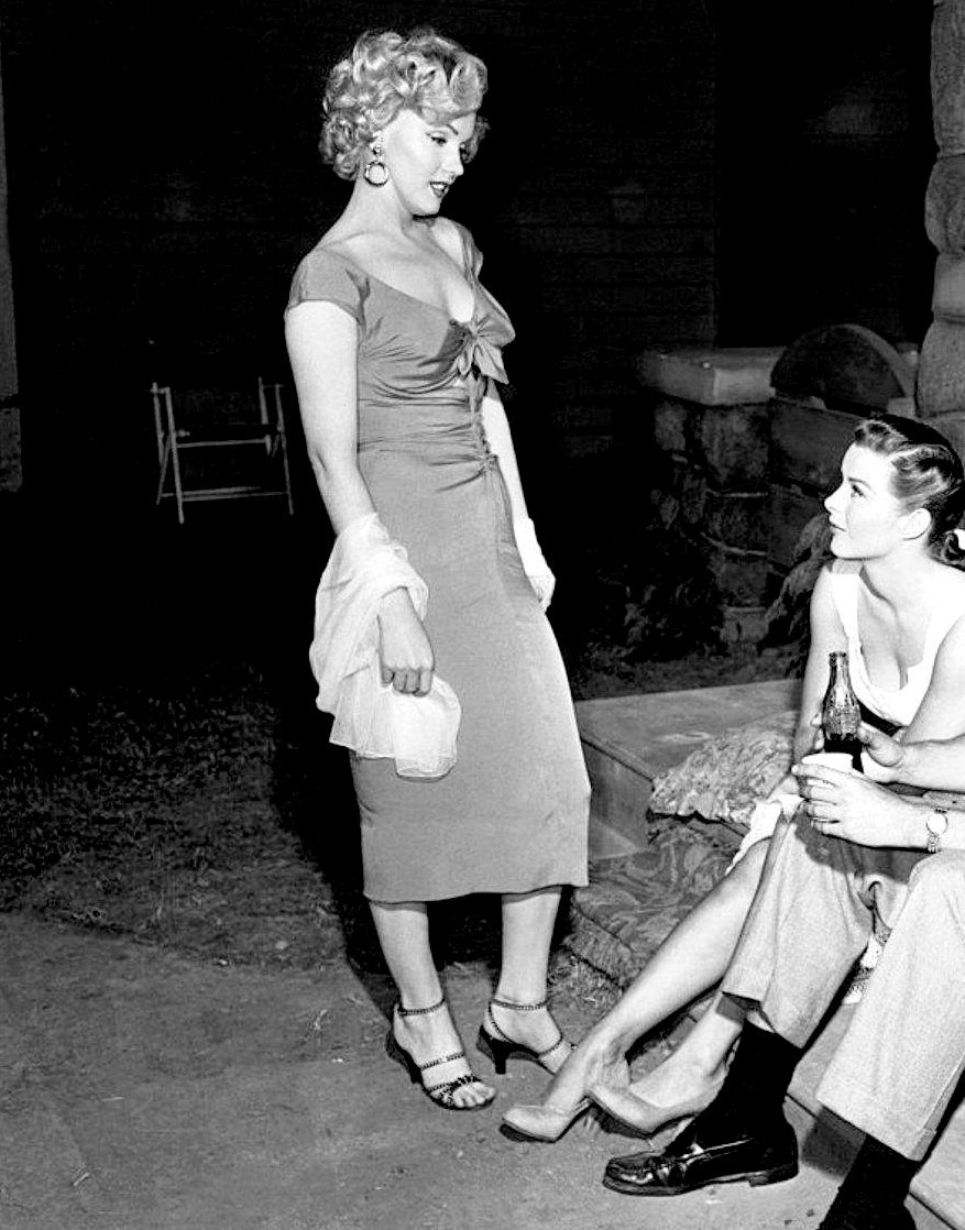 infinitemarilynmonroe:Marilyn Monroe and Jean Peters filming a scene for Niagara.