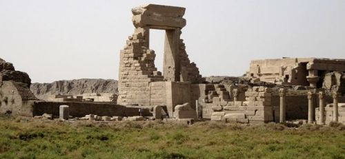  the Monumental Gate (north) of the Sanctuary of the Goddess Hathor at Nitentóre (Dendera) 