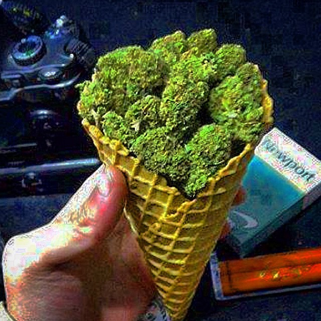 amolaganja:  by smoke_weedzz_ http://ift.tt/1tYwXbH 