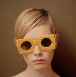bleachyourself:  Twiggy by Ronald Traeger 