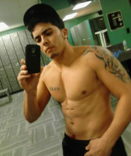 justinsfire:thekid2891:  dinastypr:  neneflow:  prpornlover:  Me encanta cuando se ven bn machos!   peroo ke cosaaaa  Este es straight de verdad; yo trate y nada  donde lo consigo?   Justinsfire.tumblr.com