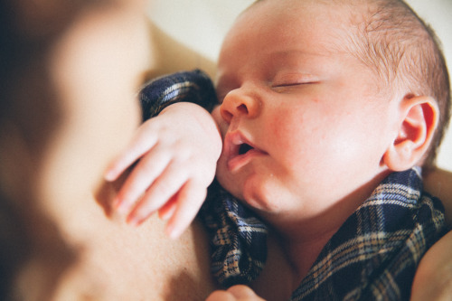 andreadelimaportfolio:  Ensaio newborn, estilo lifestyle. Caetano e seus pais. 2016. 