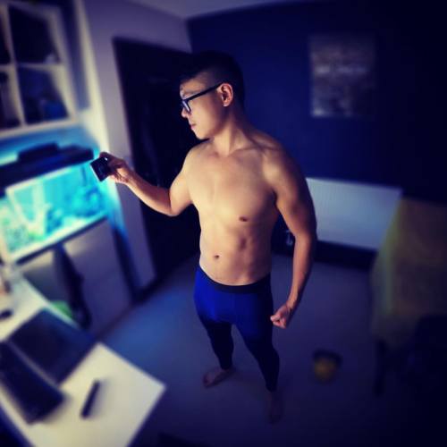 monkeygogo:  A quick evening workout from home #instagay #workout #fitness #motivationmonday #longJohnsAreCool #guyswithleggings #mensleggings