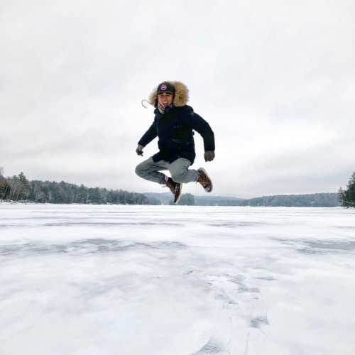 How high can you jump on a frozen lake? Pretty high ❄️⛄️ #haliburton #snowtings #kenissislake (at Li