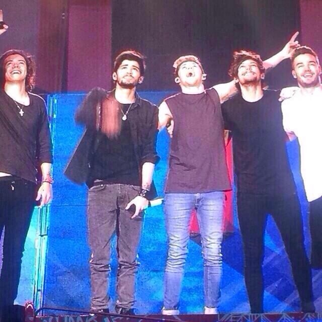 direct-news:  The boys taking their group pic tonight! 06/14/14 