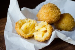 everybody-loves-to-eat:  fried mac and cheese