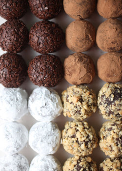 do-not-touch-my-food:  Chocolate Peanut Butter Truffles 