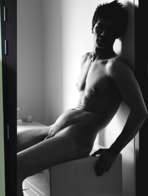 asianboysmeat:xiaohaogaypic:曾當過泰國名攝影師Haruehun Airry寫真模特的型男露JJ照曝光 http://xiaohaogaypic.tumblr.com/Who