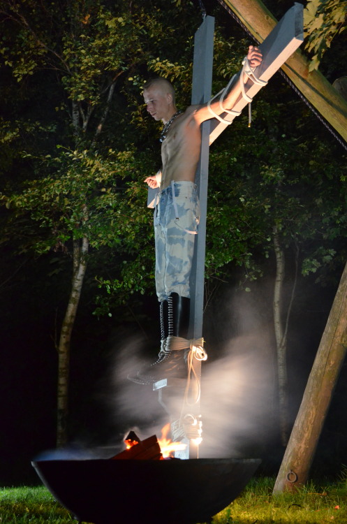skinssoish:  barelederratte:  evilpigboyla:  skinheadboots:  demonzachh88:  SSooo FFuKKKing HHOT //  SSIEG FFUKKKIN HHEIL  o/o/o/  SH SH MMMMMMMMMMMM fucken luv his BootSS  I’d love to be the one on the cross!  //88  SSo will ichh SSoi ffür meinen