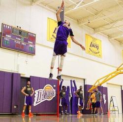 titytwochainz:  uncleflex:  simplybasketball:  Zach Lavine with a 46 inch vert.  ✈️✈️✈️✈️✈️  nyoom  #flight