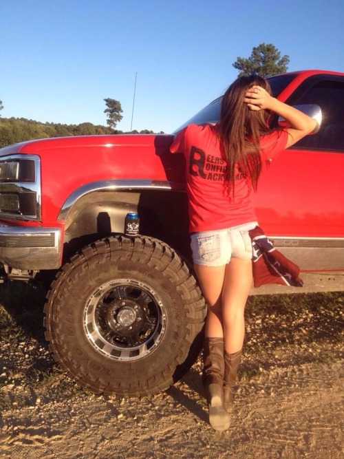 ashhhhnicoleeee:  Beers, Bonfired and Back Roads 🎀