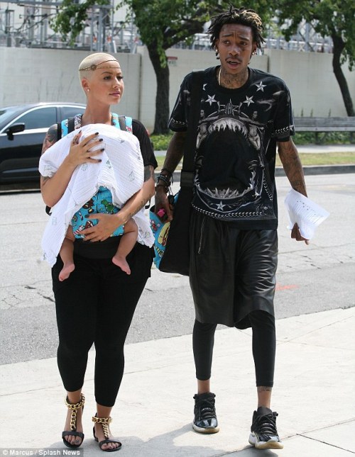 svcrilegious:  champagne-paradise:  Wiz is overly skinny 😱  yes ^ i actually want to kidnap him and force feed him until im satisfied