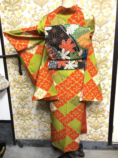 Vibrant vintage outfit seen on. That lively lime+orange kimono features a hanabishi (diamond flowers