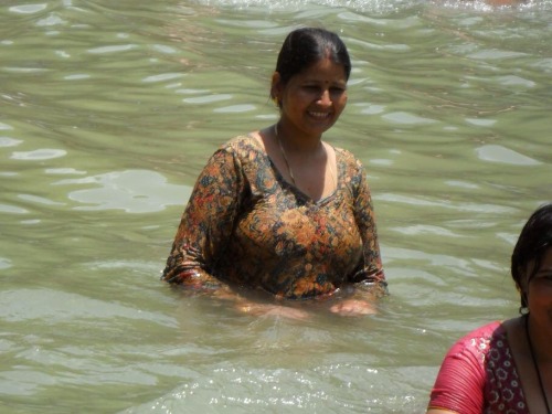 prythm:  Perks of going on vacation with neighbours… Sometimes if maybe lucky to own sexy Desi Aunty throughout your vacation - 3