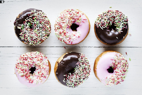 delectabledelight: Donuts (by Anita Waters) スプレーが少ないヤツは損やし、左上がよい。