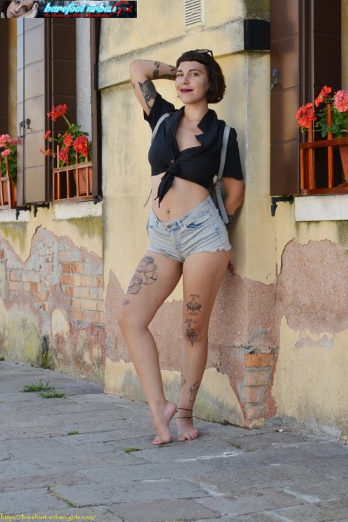 SIZZLING HOT UPDATE from BAREFOOT URBAN GIRLS!!!This week we have a photoset of hardcore barefoot cutie SWAMI (CAUTION! TOTALLY WORN OUT, SUPER-FILTHY SOLES!!!) plus guest star FENICE of BAREFOOT NUDITY, who walks around barefooted in Venice (Italy) in VI