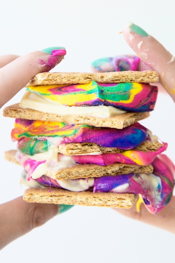 sweetoothgirl:   DIY Tie Dye S’mores  