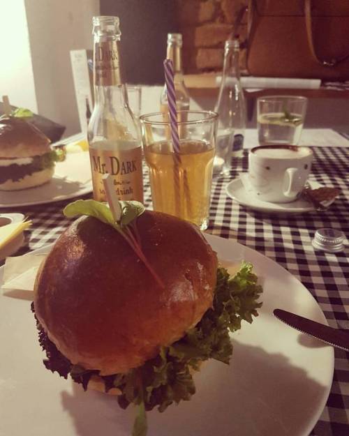 Day 144. Na luzie#madelaine #bistro #cafe #luzujkrawat #pychota #mate #burger #wege #vege #foodpor