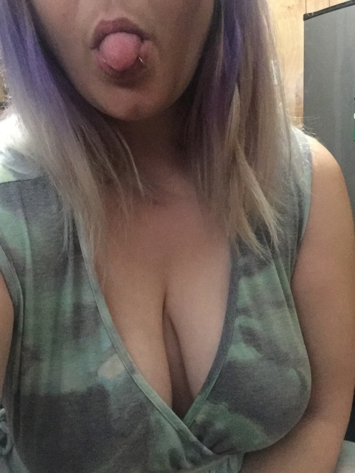 curiouswinekitten2:  Scrolling has been very good this fine Sunday! Happy Cleavage Day! 🤗🤘🏻😇   😍😍😍. Thank you for submitting to cleavage Sunday!