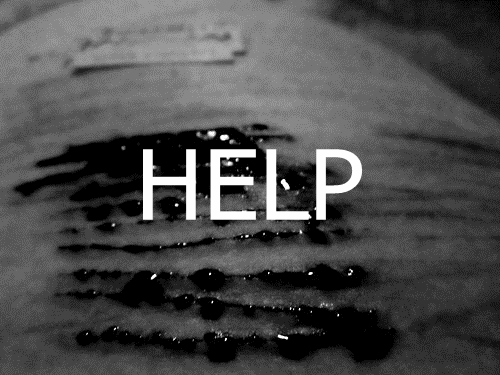 conselheirasolitaria:  Eu tentei, eu juro que eu tentei, não queria fazer de novo, prometi a mim mesma. Mas não aguentei, talvez esse seja meu fardo, minha condenação, uma menina auto-mutiladora e deprimida, sem amigos, sem ninguém. Eu não aguentei
