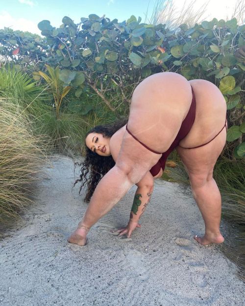 smokesmthn:  superdumbbimbos:  Bimbo got