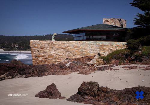 ofhouses:  257. Frank Lloyd Wright /// House for Mrs. Clinton Walker ///  Carmel, California, USA /// 1949 OfHouses guest curated by Raphael Zuber: “An archetype of an inside space.“(Photos: © Ezra Stoller, Alan Weintraub, Julius Shulman, Joel