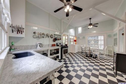 romy7:  househunting: 轺,921/6 br/3 units/2100 sq ft LA, CA built in 1888  